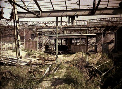 烧毁的铁路和有轨电车院子里有一些损坏的车辆和一辆机车，Soissons，Aisne，法国，1917年（彩色） 作者 费尔南德·库维尔